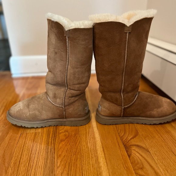 UGG Bailey Button II Tall Shearling Lined Suede Boots in Chestnut Sz. 6 - Picture 5 of 8